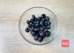 Illustration of how to make crispy blueberry muffin cake 2
