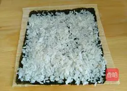 Illustration of how to make bacon sushi 3