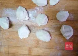 Illustration of how to make shredded pork pancake rolls with Beijing sauce 3