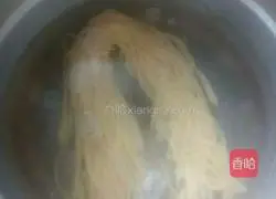 Illustration of how to make cold noodles with fruit and vegetable kimchi 15