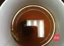 Illustration of how to make British milk tea 3