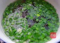 Illustration of how to make spicy and sour noodles 7