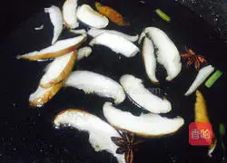 Illustration of how to make braised noodles with shrimps, ham, shiitake mushrooms 7