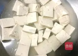 Illustration of how to make stir-fried pork with rapeseed and tofu 3