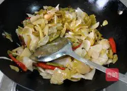 Illustration of how to make kimchi garden soup 6