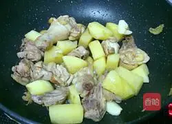 Illustration of how to make potato braised chicken 7