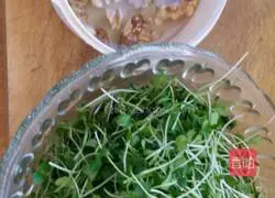 Illustration of how to make cold Chinese toon seedlings 1