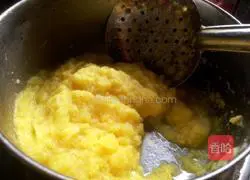 Illustration of making homemade pineapple cake 5