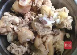 Illustration of braised chicken nuggets with mushrooms and potatoes 3