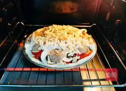 Illustration of how to make shrimp and mushroom pizza 11