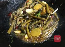 Illustration of how to stir-fry shredded eel with wild rice 8