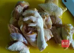 Illustration of how to make homemade wine braised chicken with lychees, carrots and carrots 1