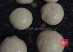 Illustration of how to make mummy sausage bread 2