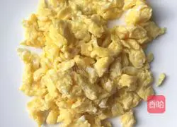 Illustration of how to make wolfberry, bitter melon and scrambled eggs 14