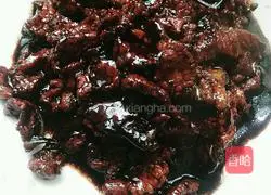 Illustration of making braised noodles with spring bamboo shoots and meat slices 5