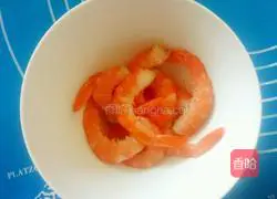 Illustration of how to make shrimp and bacon pizza 3