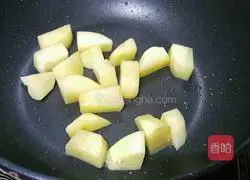 Illustration of how to make braised chicken with potatoes 3