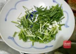 Illustration of how to make fried rice noodles with pickles 4