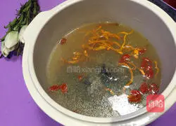 Illustration of how to stew black-bone chicken soup with cordyceps, flowers and wolfberry 4