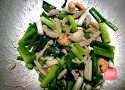 Illustration of how to make shredded pork with green onions 8