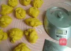 Illustration of how to make raisin and carrot bread rolls 6