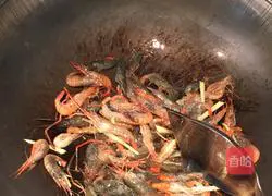 Illustration of how to stir-fry shrimps in salt and pepper oil 4