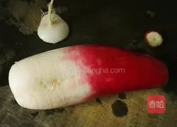 Illustration of how to make shredded radish with scallion oil 3