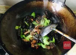 Illustration of how to make fried fungus, celery and fried pork 11