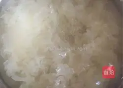 Illustration of how to make rock sugar, snow pear, wolfberry and white fungus soup 4