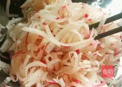 Illustration of how to make shredded radish with scallion oil 14