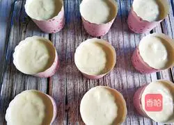 Illustration of how to make whole egg original cupcakes 10