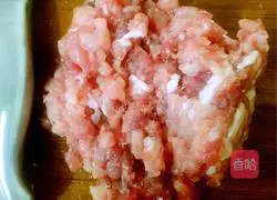 Hong Kong style Illustration of how to make preserved egg and lean meat porridge 4