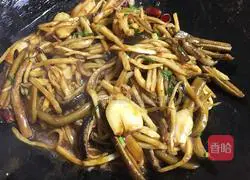 Illustration of how to make fried shredded eel with wild rice 12