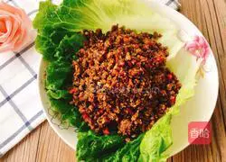 Illustration of how to wrap meat with lettuce 11