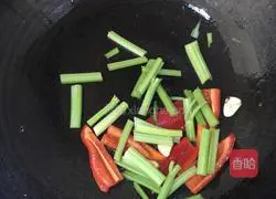 Illustration of how to make lychee meat slices 4