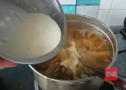 Illustration of making braised noodles with shredded mushrooms and chicken 10