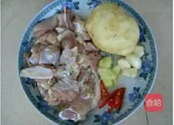 Illustration of how to make potato braised chicken 1