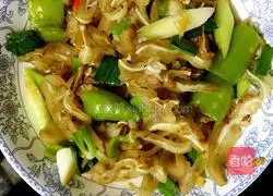 Illustration of how to stir-fry pig ears with green pepper 4