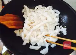Illustration of how to make fried rice noodles with chicken 12