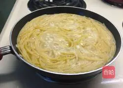 Illustration of how to make Spanish spaghetti omelette 1