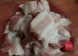 Tujia Hot and Sour Steamed Pork Recipe Illustration 2