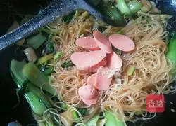 Illustration of how to make fried rice noodles 9