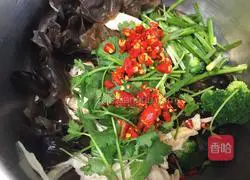 Illustration of how to make cold shredded chicken and fungus 4