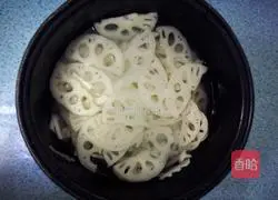 Illustration of how to make pepper, sesame, sweet and sour lotus root 3