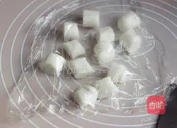 Illustration of how to make crystal shrimp steamed dumplings 8