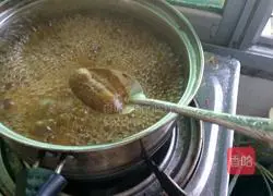 Illustration of how to make curry fish balls 3