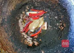 Illustration of how to make spicy chicken wings in dry pot 8