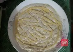 Illustration of how to make fruit salad pizza 2