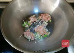 Illustration of how to make braised noodles with pork and enoki mushrooms 2