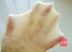 Illustration of how to make meat floss rolls 3